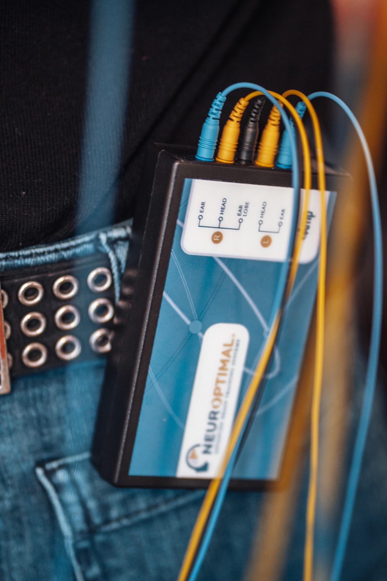 The portable NeurOptimal zAmp clipped at a belt